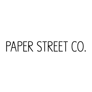Yatay uzun bir beyaz dikdörtgen üzerinde büyük harflerle sade ve orta kalınlıkta “paper street co.” yazıyor.