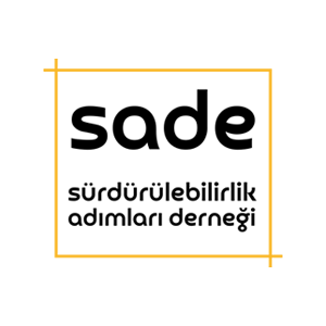 Beyaz zemini sol üst ve sağ alt köşelerden uzayıp birbirini kesen dört sarı şerit bir kare oluşturuyor. Karenin içinde üst yarısında küçük harflerle siyah olarak “sade” yazıyor. Altında aynı fontla daha küçük olarak “sürdürülebilirlik adımları derneği” yazıyor.